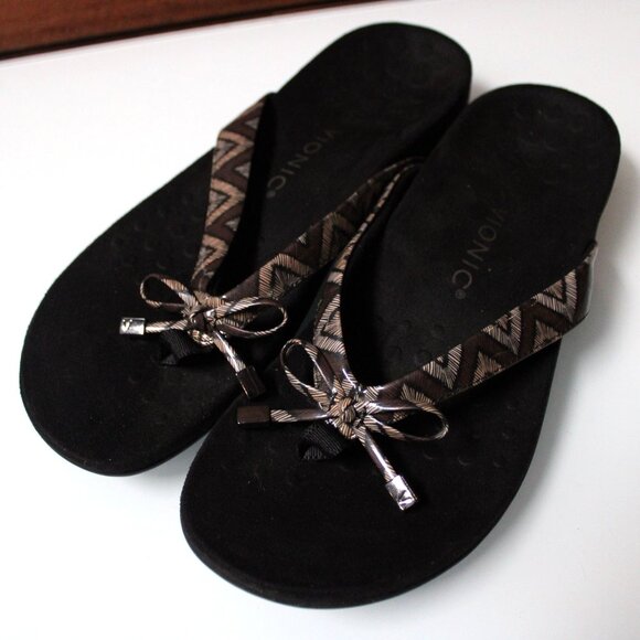 Vionic Sandal Womens Size 10 Geometrical Rest Bella II Toe Post Chevron Black - Picture 1 of 8